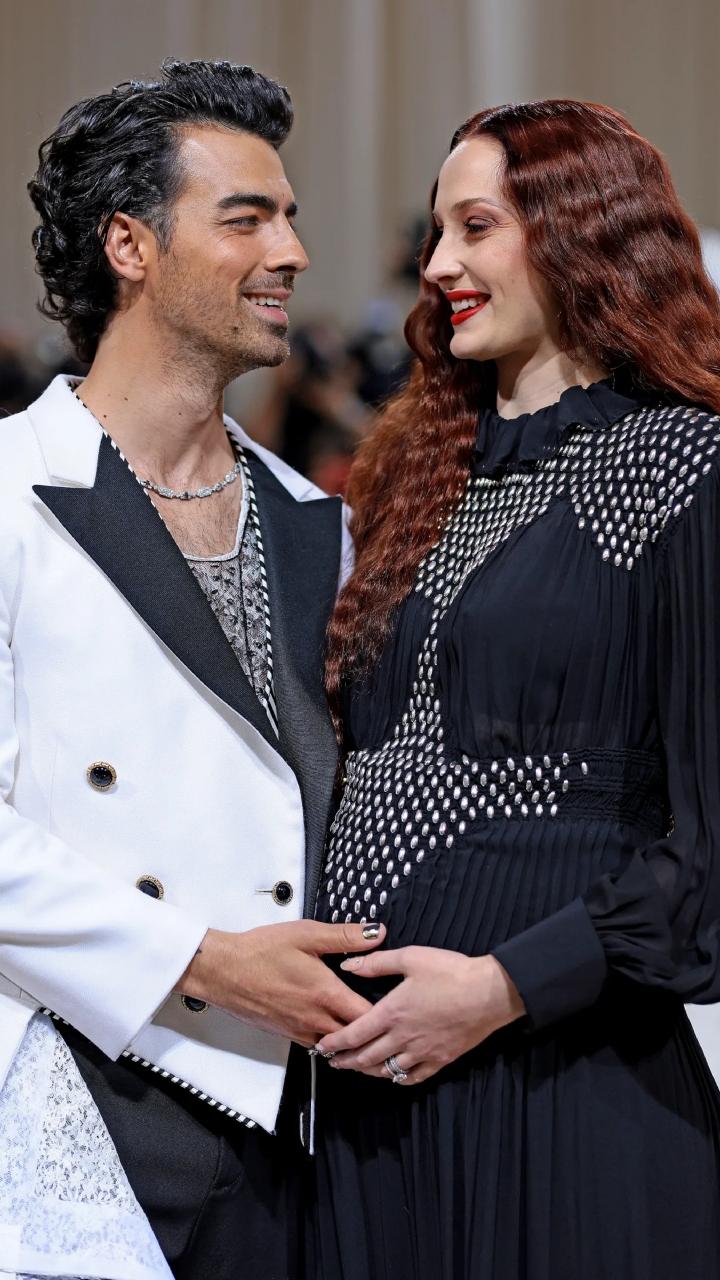 Sophie confirmed her second pregnancy at the MET Gala 2022 with Joe. She flaunted her baby bump in a black outfit